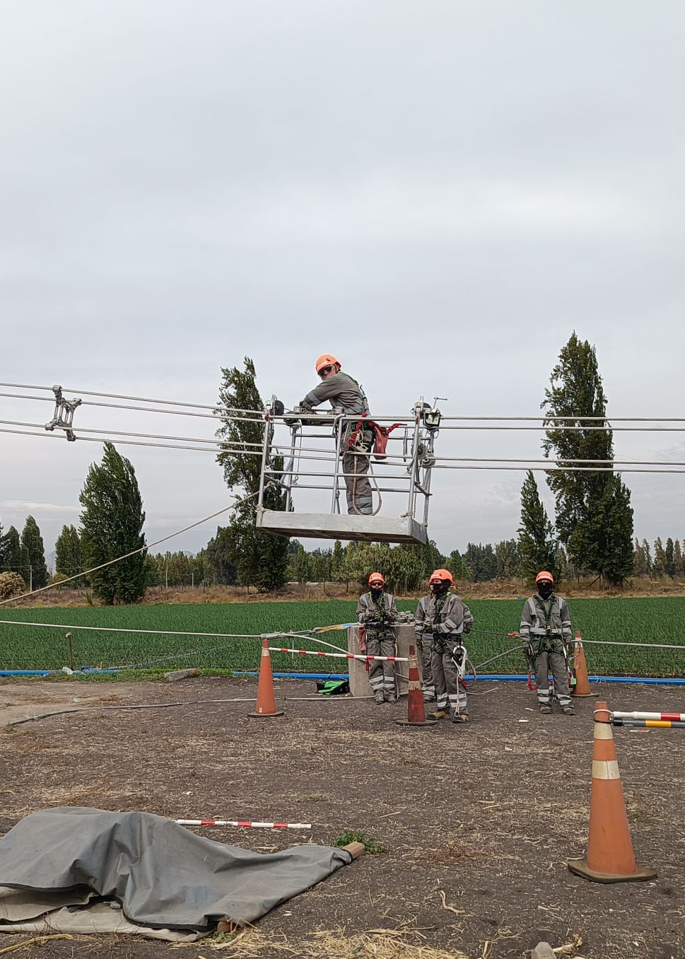 Equipo técnico realizando una operación de trabajo en altura