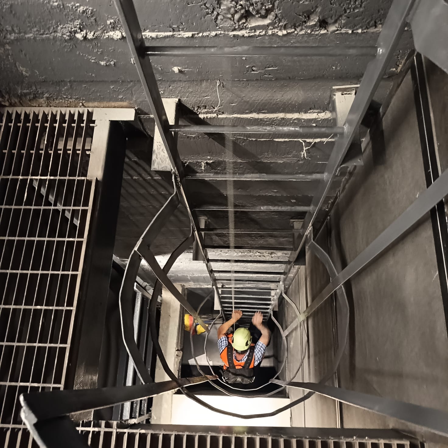 Especialista realizando acceso técnico en un recinto de geometría restringida