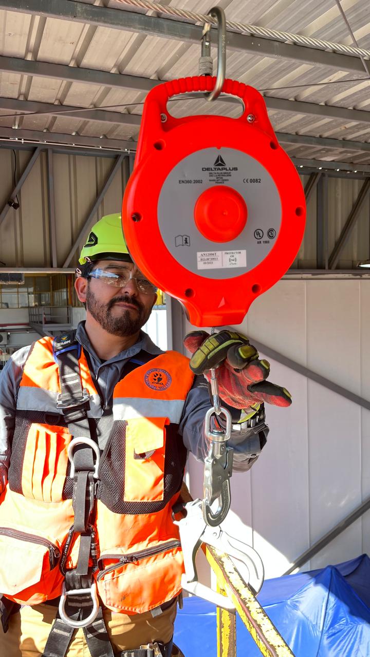 Especialista de Control Vertical inspeccionando un dispositivo retráctil